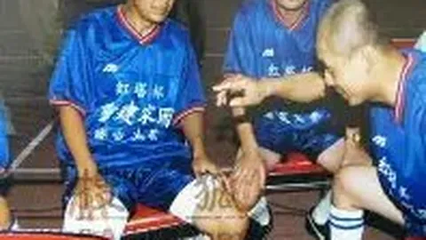 岁月无痕，50岁依然棒球服时尚打卡，赛场风采照美艳动人！